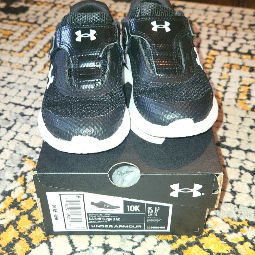 Almost New Under Armour size 10 Unisex little kid sneakers Black and White